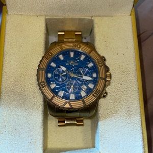 , I cant fit it & dont know what size it is.. the box is damaged on the top